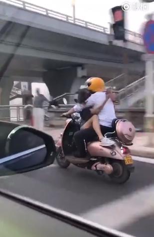  橋上情侶超猛「特技式雙載」！…看傻狂拍：速度與激情