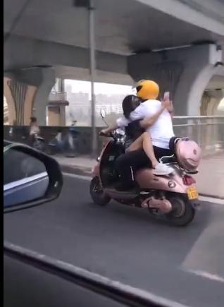  橋上情侶超猛「特技式雙載」！…看傻狂拍：速度與激情