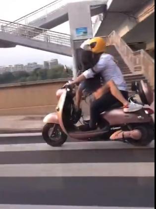  橋上情侶超猛「特技式雙載」！…看傻狂拍：速度與激情