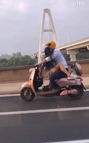  橋上情侶超猛「特技式雙載」！…看傻狂拍：速度與激情