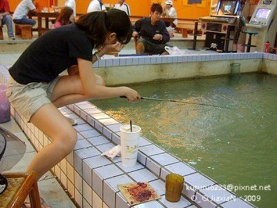 假問卦真出賣！網友假掰故意問「釣蝦場的蝦子健康嗎」專業附圖暗藏正妹亮點被推爆