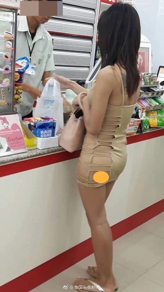超商正妹穿「肉色洞洞」迷你裙！惹人目光...網：褲褲呢？