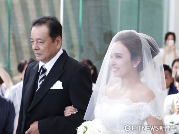34歲愛紗升格「台灣媳婦」！緊握爸爸手淚崩：「對不起以後會更少回家...」遠嫁台灣心酸曝光！