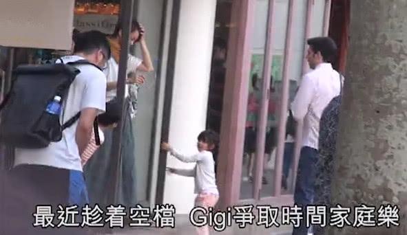 帶女兒去沙灘玩也要恩愛一番 老公當眾輕吻梁詠琪2次