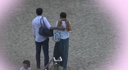 帶女兒去沙灘玩也要恩愛一番 老公當眾輕吻梁詠琪2次