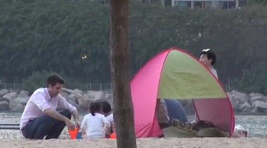帶女兒去沙灘玩也要恩愛一番 老公當眾輕吻梁詠琪2次