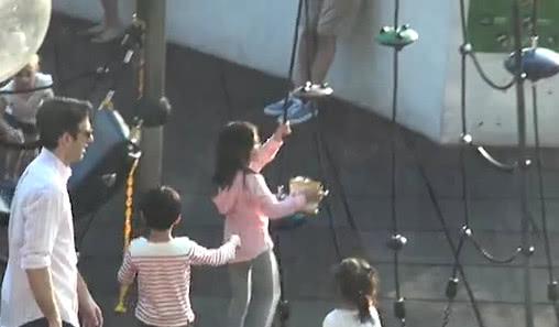 帶女兒去沙灘玩也要恩愛一番 老公當眾輕吻梁詠琪2次