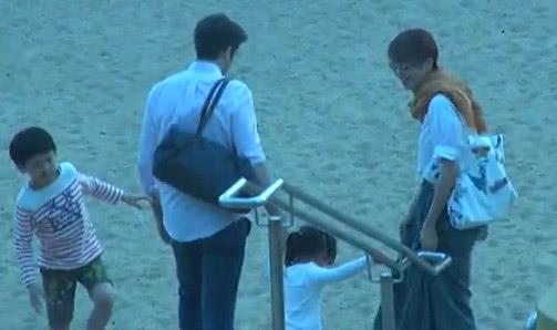 帶女兒去沙灘玩也要恩愛一番 老公當眾輕吻梁詠琪2次