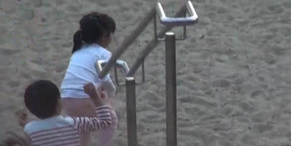 帶女兒去沙灘玩也要恩愛一番 老公當眾輕吻梁詠琪2次
