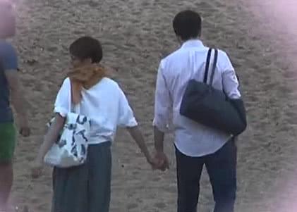 帶女兒去沙灘玩也要恩愛一番 老公當眾輕吻梁詠琪2次