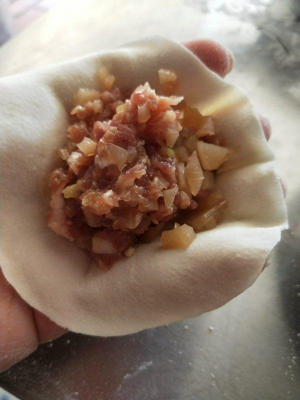 婆婆教我做灌湯包，先喝汁後吃餡，滿足感爆棚，做法一看就會