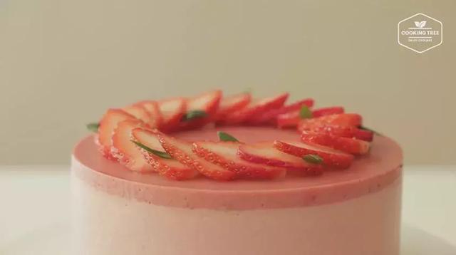 免烤草莓芝士蛋糕，紅裡透粉嫩，淡雅誘人 