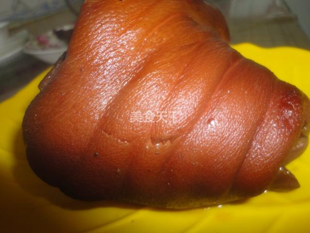 醬肘子可謂是一道傳統名菜，營養豐富，色香味俱全，酥爛香醇，色濃味厚，越吃越上癮。