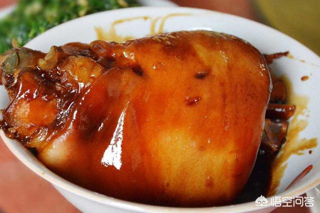 醬肘子可謂是一道傳統名菜，營養豐富，色香味俱全，酥爛香醇，色濃味厚，越吃越上癮。