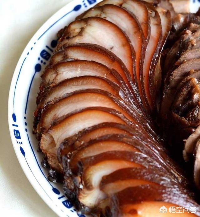 醬肘子可謂是一道傳統名菜，營養豐富，色香味俱全，酥爛香醇，色濃味厚，越吃越上癮。