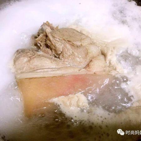 醬肘子可謂是一道傳統名菜，營養豐富，色香味俱全，酥爛香醇，色濃味厚，越吃越上癮。