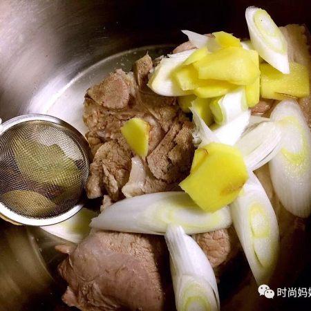 醬肘子可謂是一道傳統名菜，營養豐富，色香味俱全，酥爛香醇，色濃味厚，越吃越上癮。