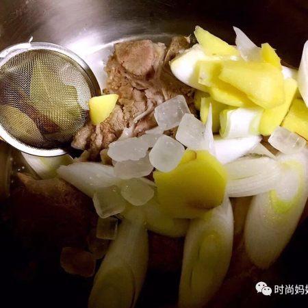 醬肘子可謂是一道傳統名菜，營養豐富，色香味俱全，酥爛香醇，色濃味厚，越吃越上癮。