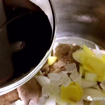 醬肘子可謂是一道傳統名菜，營養豐富，色香味俱全，酥爛香醇，色濃味厚，越吃越上癮。
