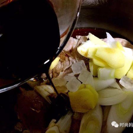 醬肘子可謂是一道傳統名菜，營養豐富，色香味俱全，酥爛香醇，色濃味厚，越吃越上癮。