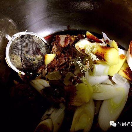 醬肘子可謂是一道傳統名菜，營養豐富，色香味俱全，酥爛香醇，色濃味厚，越吃越上癮。