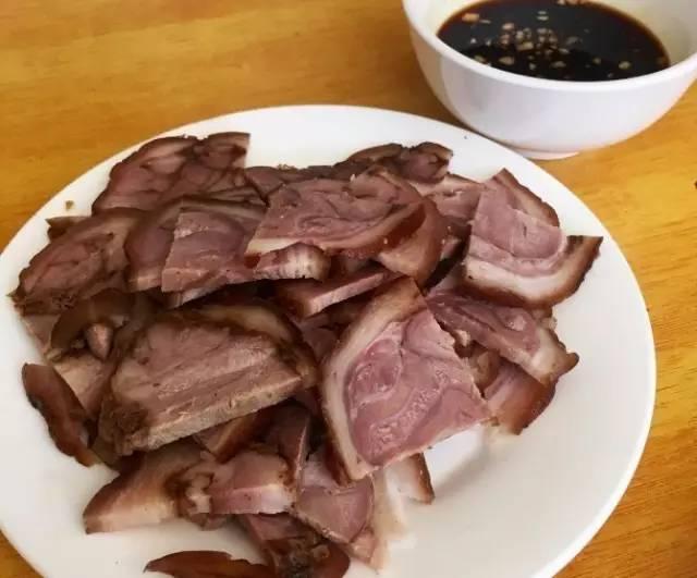 醬肘子可謂是一道傳統名菜，營養豐富，色香味俱全，酥爛香醇，色濃味厚，越吃越上癮。