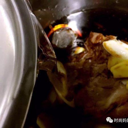 醬肘子可謂是一道傳統名菜，營養豐富，色香味俱全，酥爛香醇，色濃味厚，越吃越上癮。