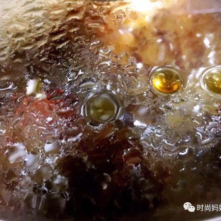 醬肘子可謂是一道傳統名菜，營養豐富，色香味俱全，酥爛香醇，色濃味厚，越吃越上癮。