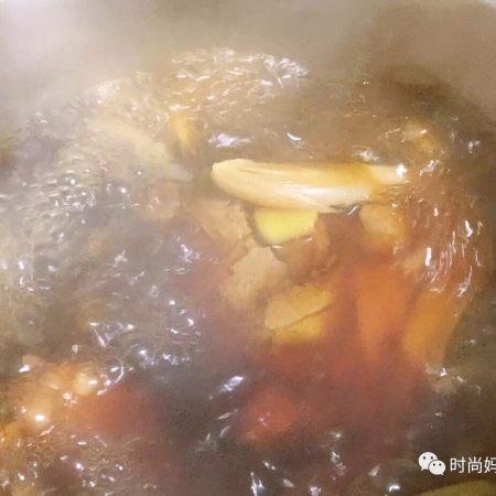 醬肘子可謂是一道傳統名菜，營養豐富，色香味俱全，酥爛香醇，色濃味厚，越吃越上癮。