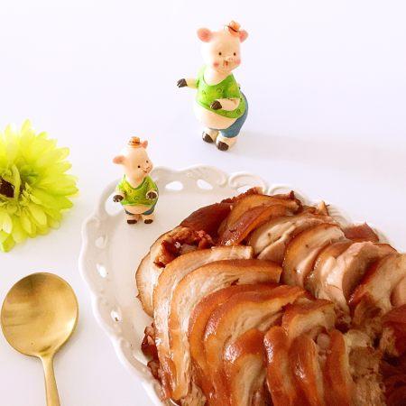 醬肘子可謂是一道傳統名菜，營養豐富，色香味俱全，酥爛香醇，色濃味厚，越吃越上癮。