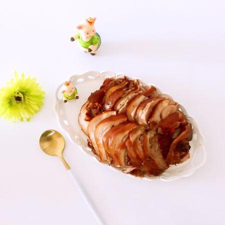 醬肘子可謂是一道傳統名菜，營養豐富，色香味俱全，酥爛香醇，色濃味厚，越吃越上癮。