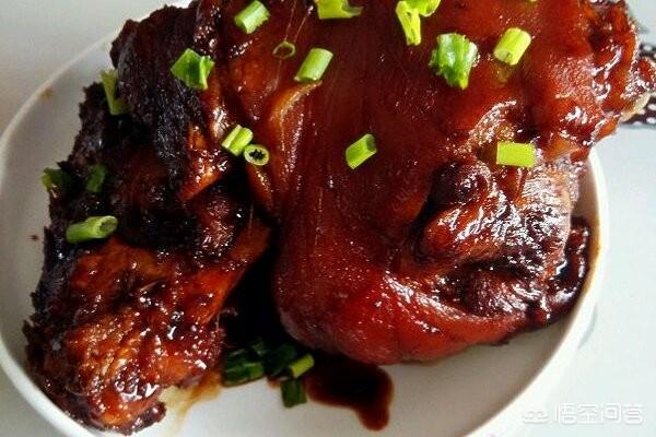 醬肘子可謂是一道傳統名菜，營養豐富，色香味俱全，酥爛香醇，色濃味厚，越吃越上癮。