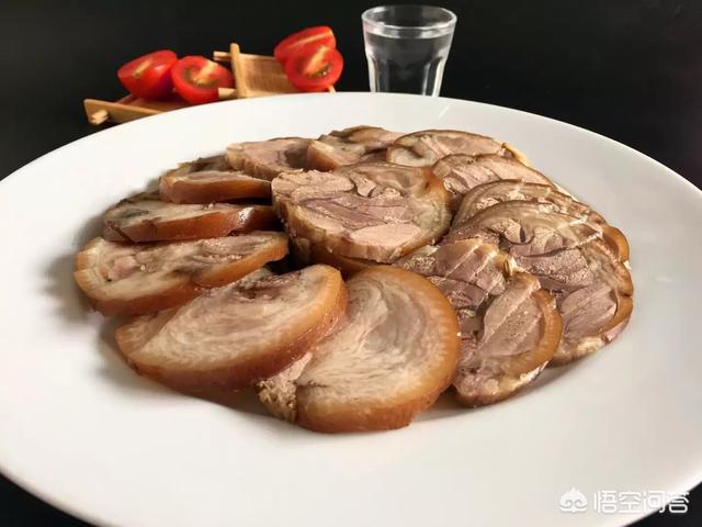 醬肘子可謂是一道傳統名菜，營養豐富，色香味俱全，酥爛香醇，色濃味厚，越吃越上癮。