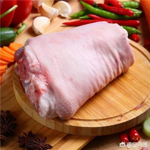醬肘子可謂是一道傳統名菜，營養豐富，色香味俱全，酥爛香醇，色濃味厚，越吃越上癮。