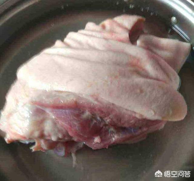 醬肘子可謂是一道傳統名菜，營養豐富，色香味俱全，酥爛香醇，色濃味厚，越吃越上癮。