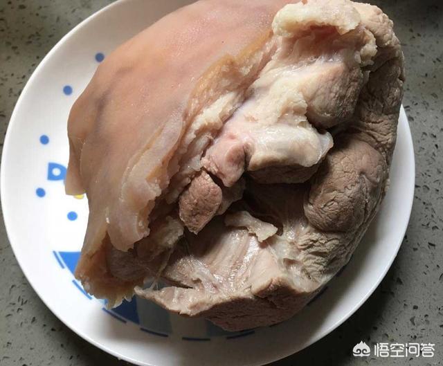 醬肘子可謂是一道傳統名菜，營養豐富，色香味俱全，酥爛香醇，色濃味厚，越吃越上癮。