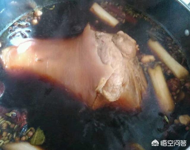 醬肘子可謂是一道傳統名菜，營養豐富，色香味俱全，酥爛香醇，色濃味厚，越吃越上癮。