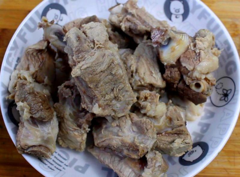 農村家庭排骨和玉米這樣做出來的湯，一大鍋都不夠大家吃的 