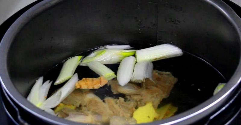 農村家庭排骨和玉米這樣做出來的湯，一大鍋都不夠大家吃的 