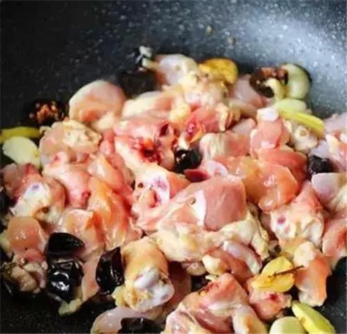美食DIY-超簡單的家常黃燜雞做法，給你不一樣的舌尖驚喜  