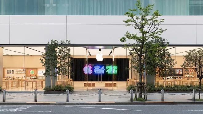 蘋果悄咪咪的開了一家「城市廣場」店，LOGO一股夜店風讓人摸!!