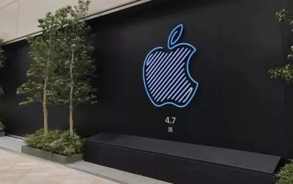 蘋果悄咪咪的開了一家「城市廣場」店，LOGO一股夜店風讓人摸!!