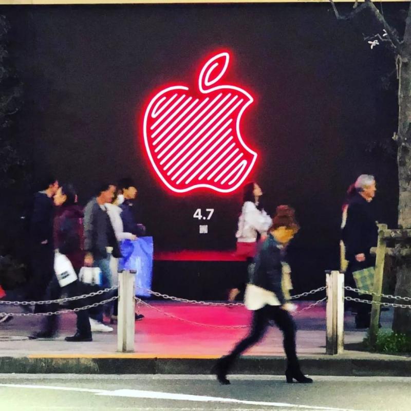 蘋果悄咪咪的開了一家「城市廣場」店，LOGO一股夜店風讓人摸!!