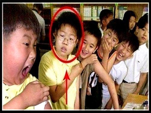 貓咪拍X光，結果被壓成貓餅，委屈的模樣笑壞網友