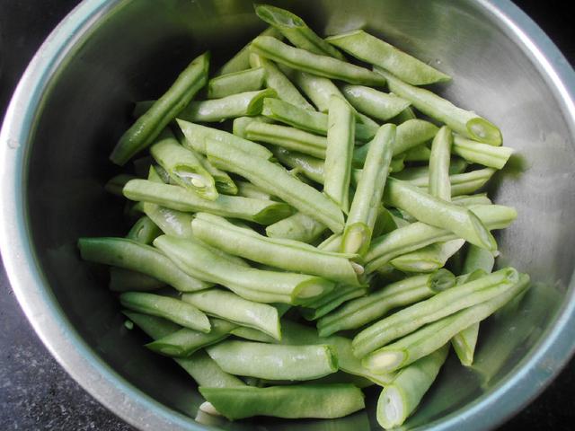 四季豆是餐桌上的家常菜，但這2種做法最易中毒，千萬要小心