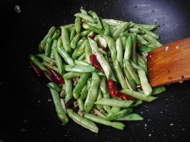 四季豆是餐桌上的家常菜，但這2種做法最易中毒，千萬要小心
