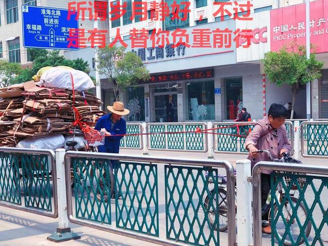 小橘貓在主人的飯桌上睡著了，這罕見的睡姿，太可愛了