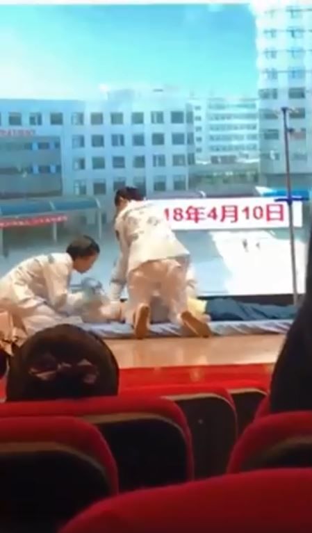 史上最暈CPR！護理妹高高 「上上下下」13秒瘋傳 網全歪：到底要看哪！(圖+影)