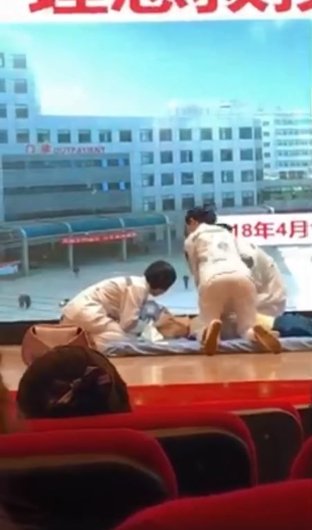 史上最暈CPR！護理妹高高 「上上下下」13秒瘋傳 網全歪：到底要看哪！(圖+影)
