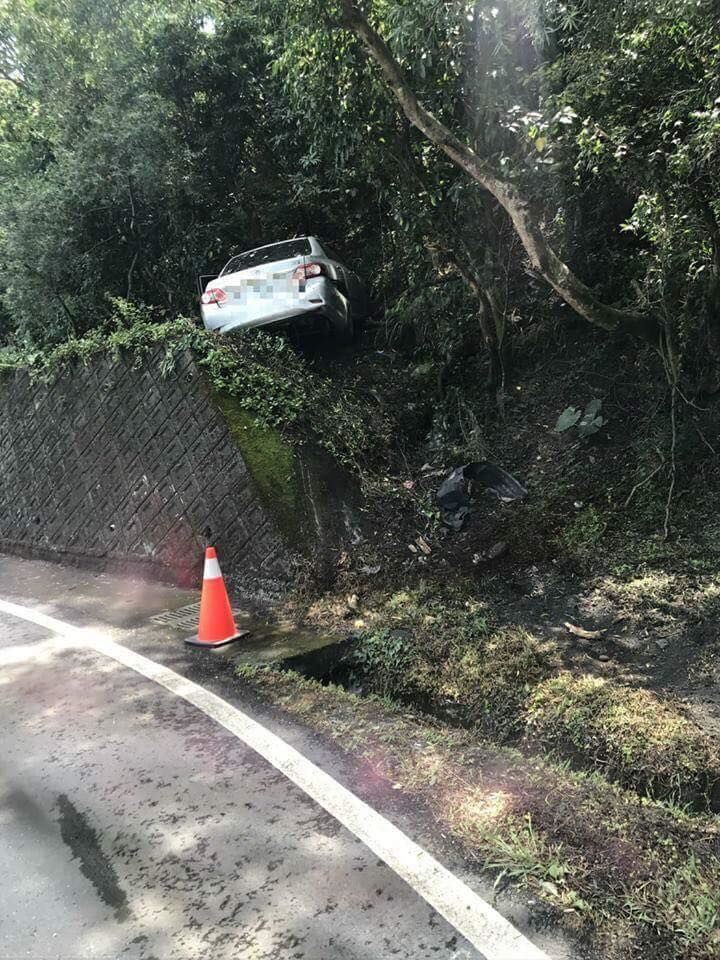 秋名山車神還要靠排水溝！他一招神技過彎…「直接飛上天」網狂Re笑慘：altis太神(圖+影)